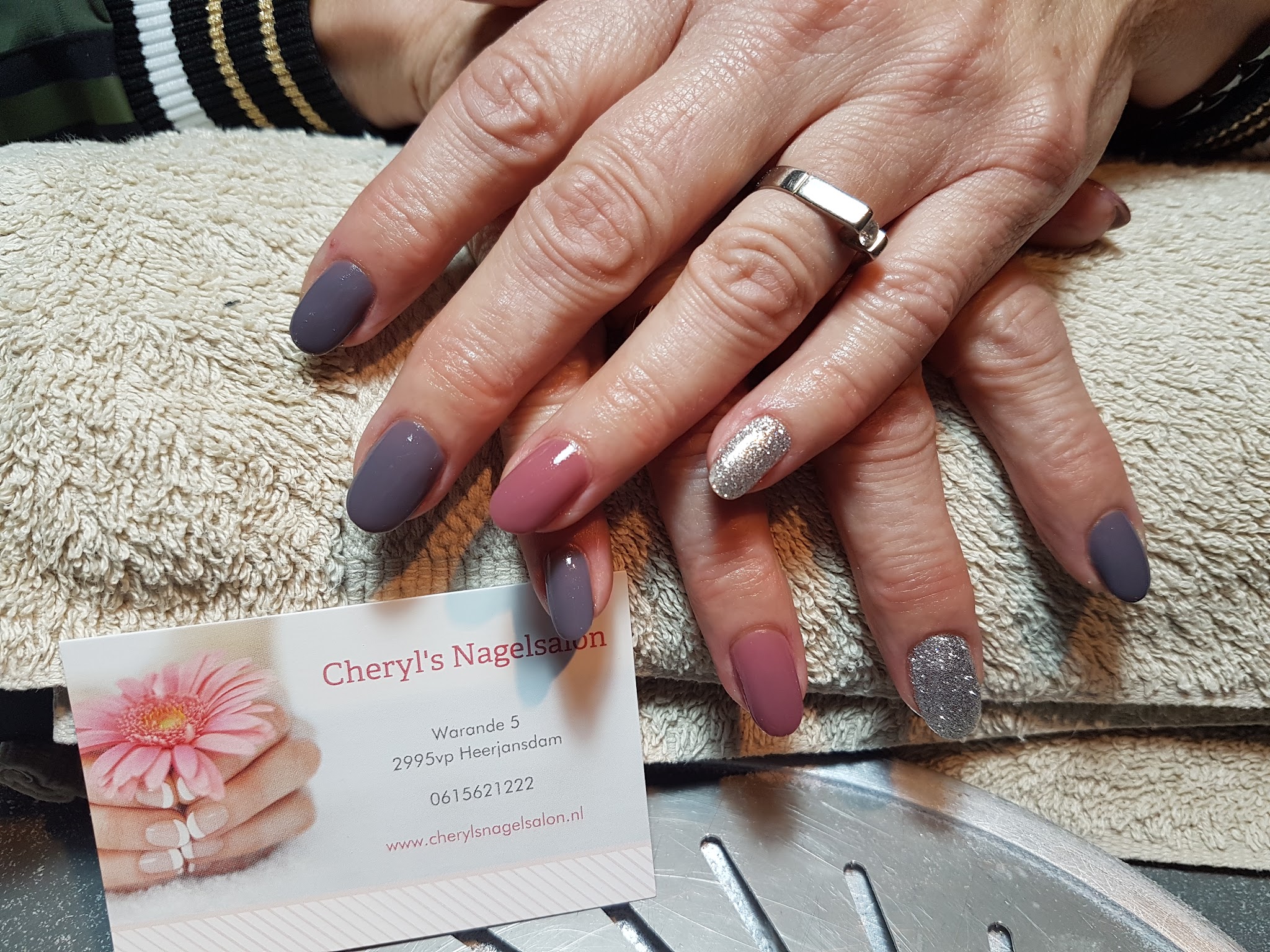 Gellak nagels met roze, grijze en glinsterende accenten bij Cheryl’s Nagelsalon