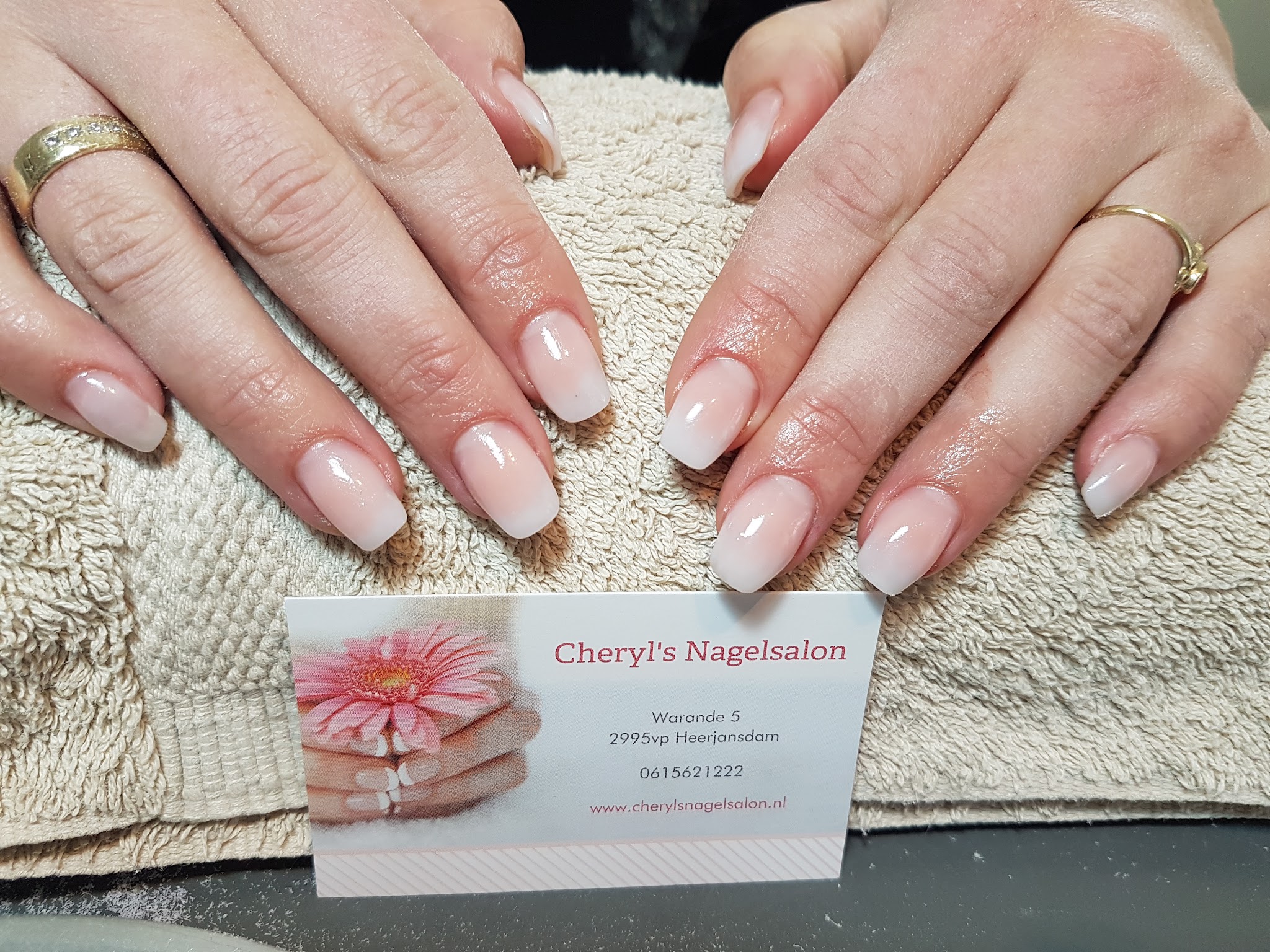 Afgewerkte nagels met een zachte, natuurlijke roze kleur en lichte randjes
